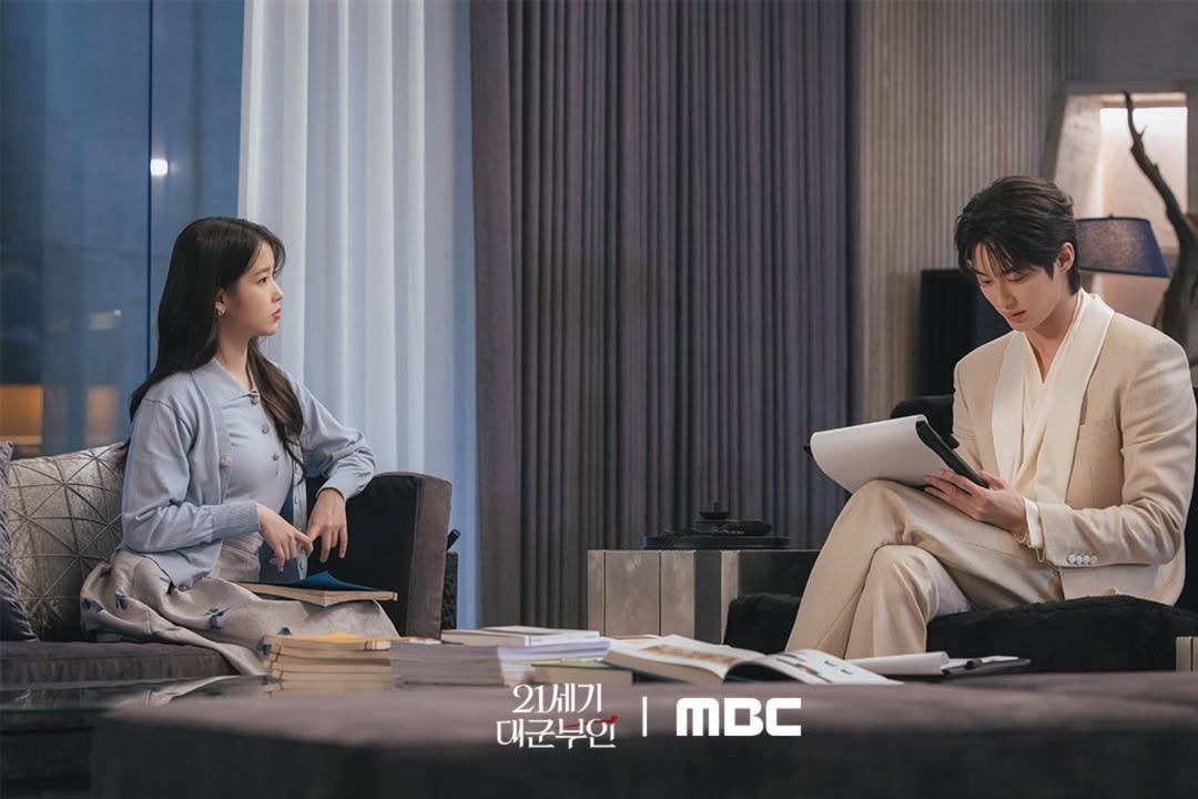 《21世紀大君夫人》IU 霸氣求婚+狂熱倒追…大君招架不住了!「女人,你引起我的注意了」邊佑錫曝「王子淪陷」心動瞬間 - 第5張圖 《21世紀大君夫人》IU 霸氣求婚+狂熱倒追...邊佑錫曝「王子淪陷」心動瞬間