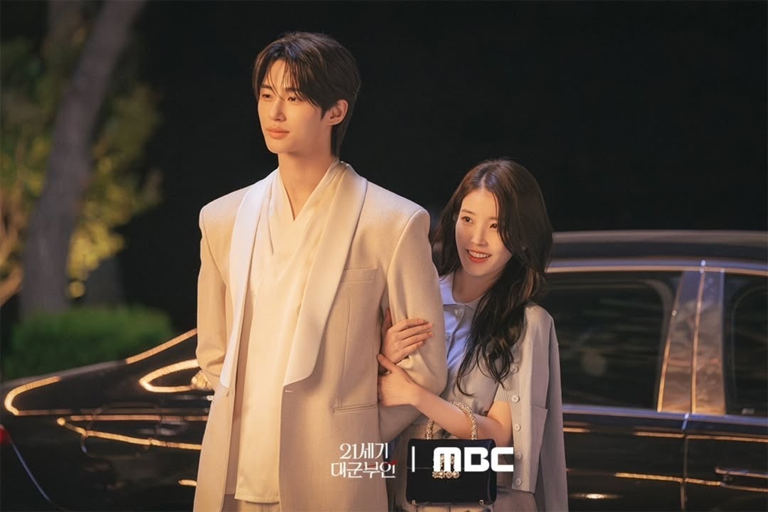《21世紀大君夫人》IU 霸氣求婚+狂熱倒追…大君招架不住了!「女人,你引起我的注意了」邊佑錫曝「王子淪陷」心動瞬間 - 第3張圖 《21世紀大君夫人》IU 霸氣求婚+狂熱倒追...邊佑錫曝「王子淪陷」心動瞬間
