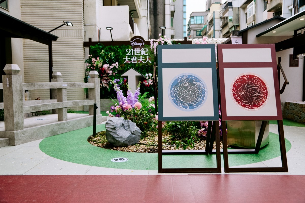 《21世紀大君夫人》快閃店空降中山站!打卡IU李知恩❤️邊佑錫戀愛名場面!拍貼機、咖啡杯、小卡組:周末限定活動一次看! - 第3張圖 Disney+於台北中山區打造《21世紀大君夫人》沉浸式拍照區_命運初遇射箭場