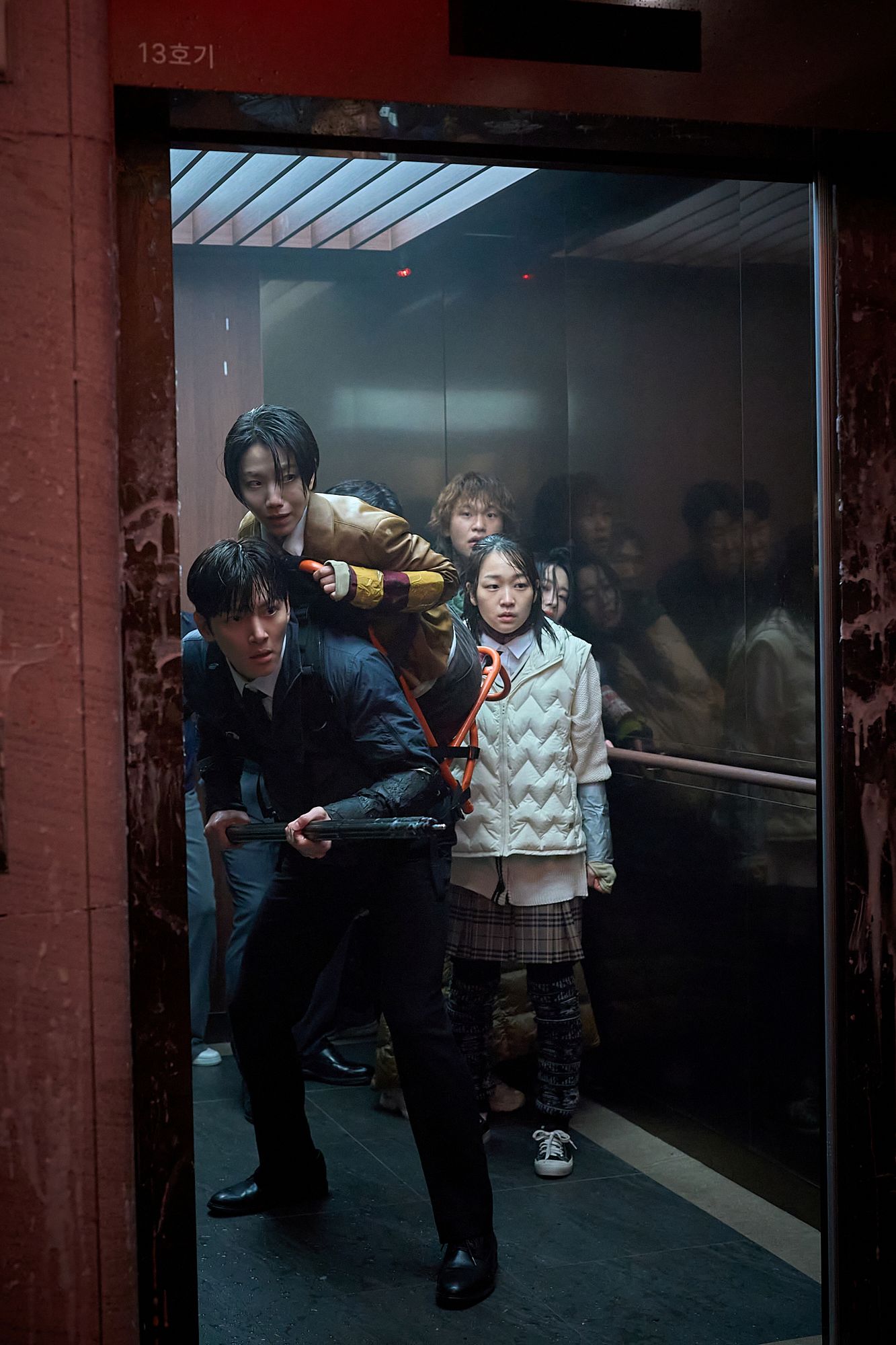 《屍速禁區》池昌旭背著姊姊拚命逃！導演笑稱：池昌旭是本作的炭治郎！