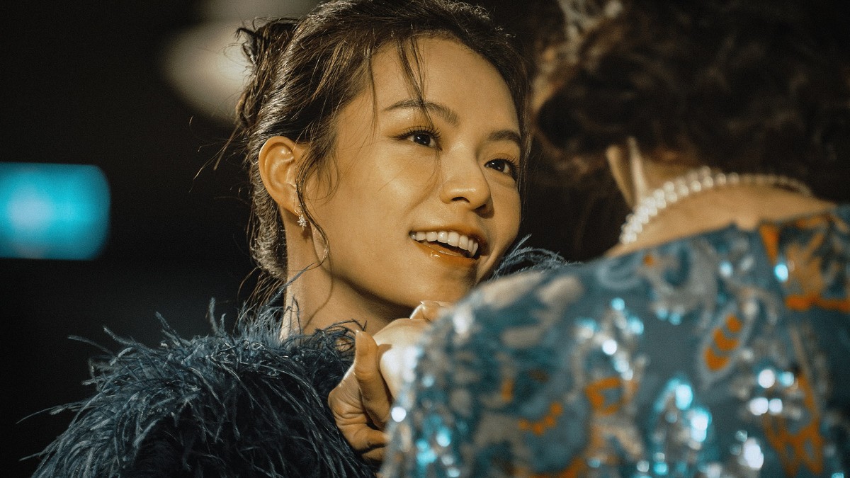 Netflix台劇宋芸樺飾演許家長女「許運佳」，看似擁有幸福家庭與優渥生活，卻始終被孤獨與壓抑包圍