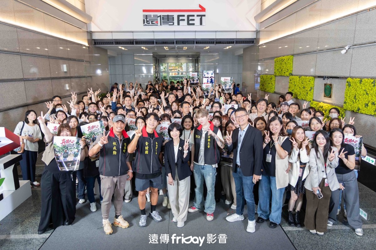 《真男人的旅行法》秋成勳、金鐘國、遠傳總經理井琪、ZICO、遠傳電信娛樂事業營運長蔡俊榮與全場大合照