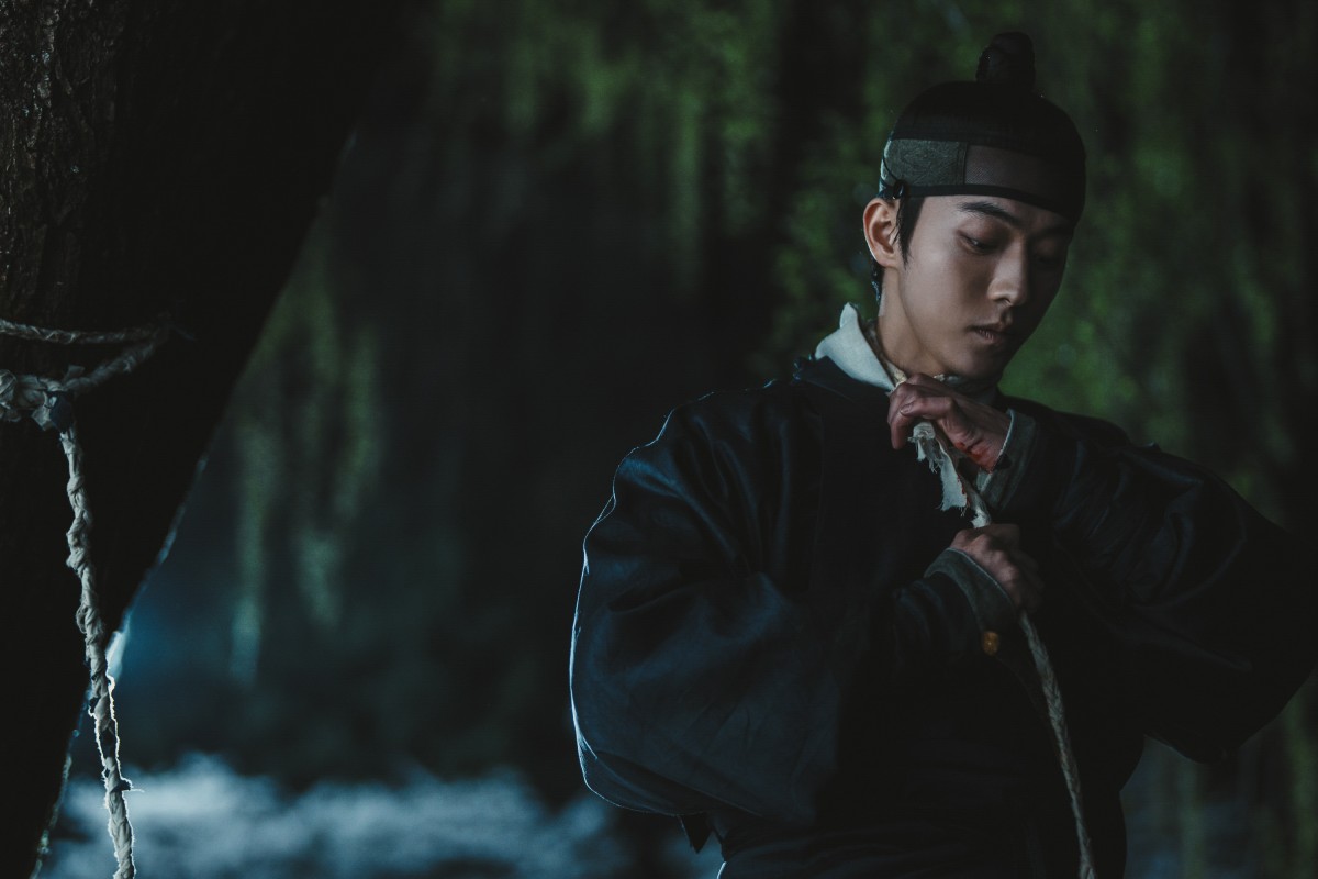 Netflix宮廷鬼劇《鬼謎東宮》7/17正式上線!「捉鬼人」南柱赫攜手「宮女」盧允瑞揭開超狂「人鬼世界」!君王曹承佑亦正亦邪有不能說的秘密… - 第2張圖 Netflix鬼劇《鬼謎東宮》南柱赫、盧允瑞、曹承佑