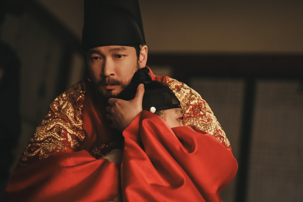 Netflix宮廷鬼劇《鬼謎東宮》7/17正式上線!「捉鬼人」南柱赫攜手「宮女」盧允瑞揭開超狂「人鬼世界」!君王曹承佑亦正亦邪有不能說的秘密… - 第4張圖 Netflix鬼劇《鬼謎東宮》南柱赫、盧允瑞、曹承佑