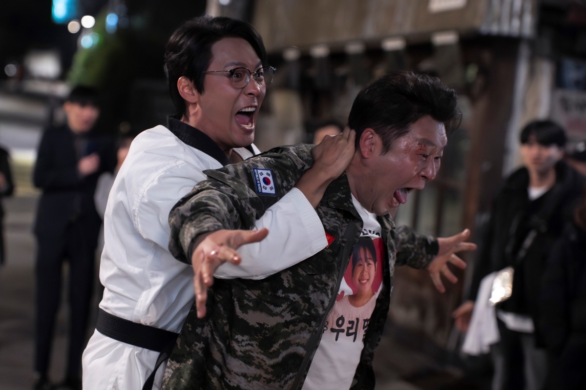Netflix動作韓劇《金特務:本色回歸》蘇志燮X崔大勳X尹敬浩「爸爸宇宙」聯手出擊!「最危險的男人」金部長為救愛女展開終極反擊! - 第2張圖 Netflix動作韓劇《金特務:本色回歸》蘇志燮、崔代勳、尹敬浩