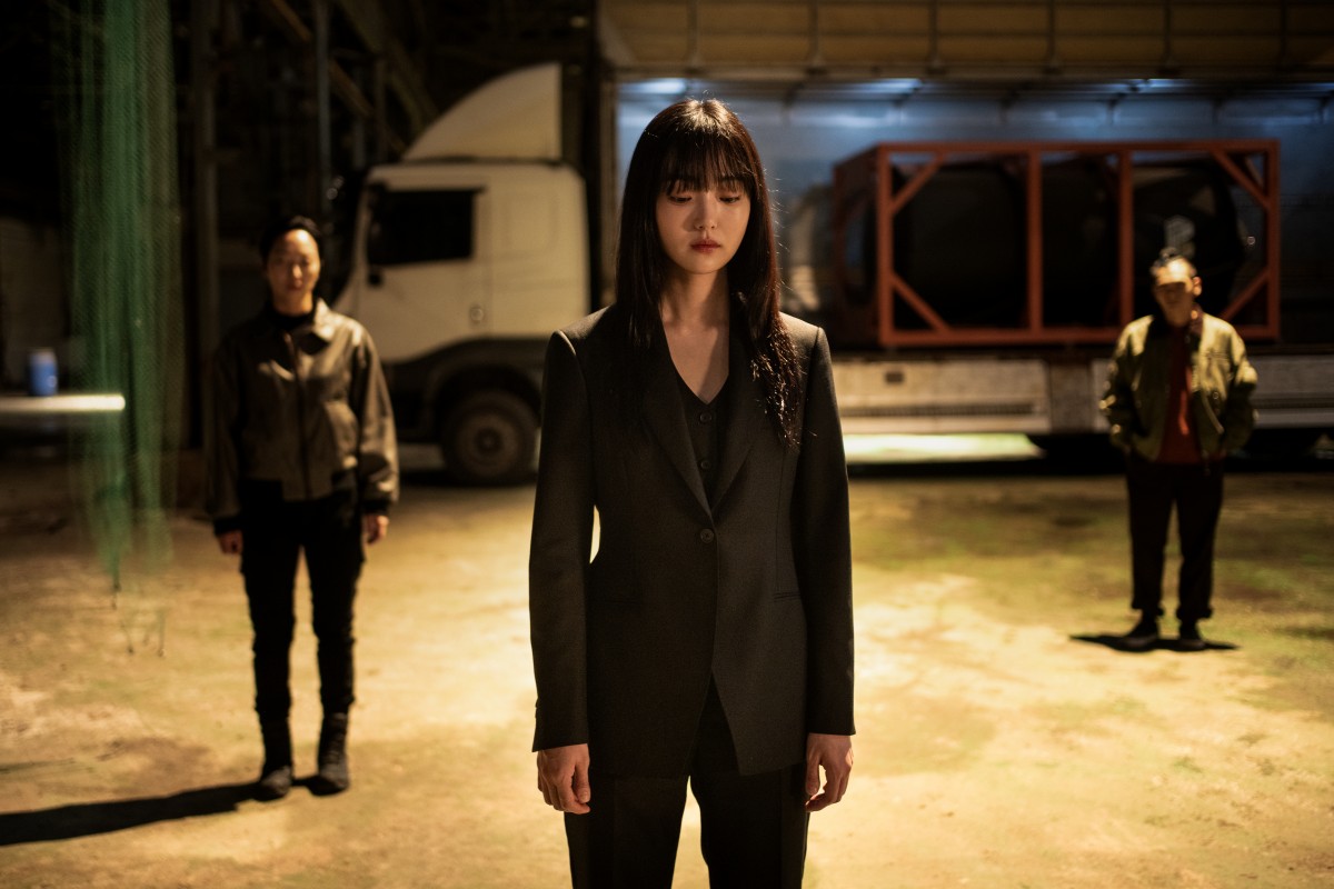 雷/《殺人者的購物中心2》爽度破表大結局!李棟旭語帶保留曝第三季進度:「早就在安排…」鄭潤廈演活超殺反派…強大氣場超圈粉 - 第2張圖 《殺人者的購物中心2》大結局:金慧峻親眼目睹戰友陣亡,滿腔憤怒化為復仇火苗