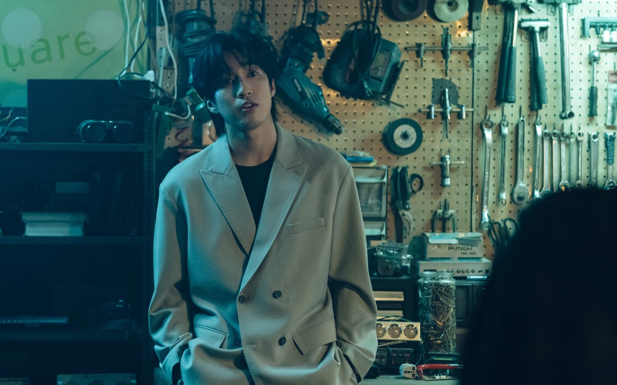 Netflix全新犯罪動作台劇《黑白清道夫》定檔9/17上線! 李銘順攜手婁峻碩、雷嘉汭揭開遊走黑白兩道的灰色正義 - 第2張圖 Netflix全新犯罪動作台劇《黑白清道夫》婁峻碩飾傲嬌政二代,搭檔李銘順闖宮廟地下世界